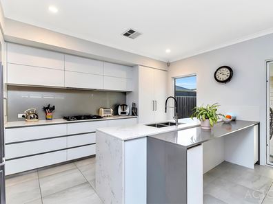 16 Honeymyrtle Grange, Halls Head WA 6210