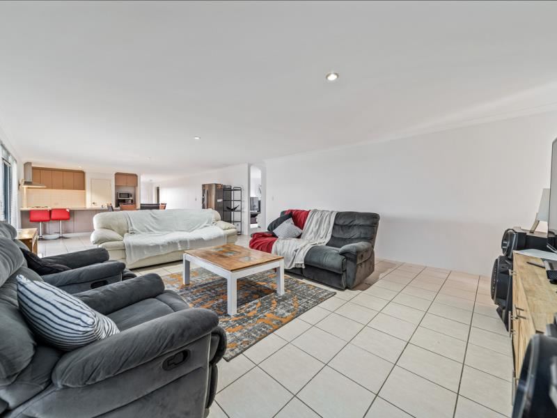 1 Pineroo Terrace, Ellenbrook WA 6069
