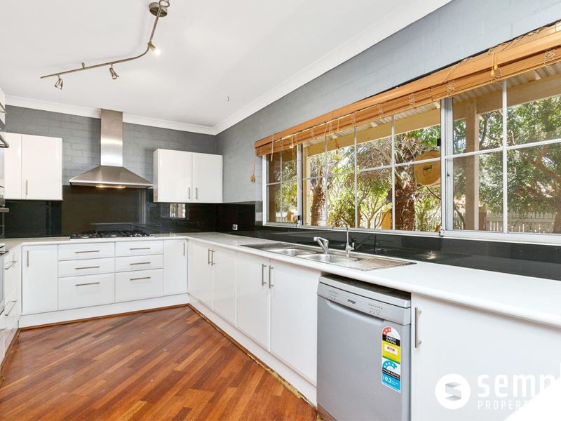 2 Leyburn Drive, Halls Head WA 6210
