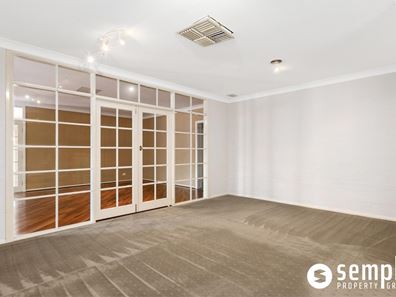 2 Leyburn Drive, Halls Head WA 6210