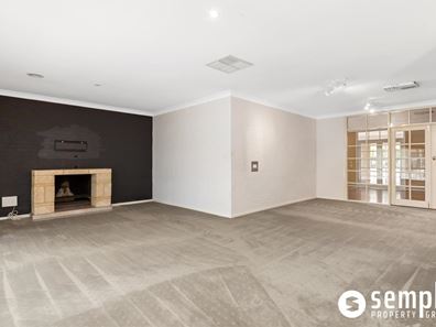 2 Leyburn Drive, Halls Head WA 6210