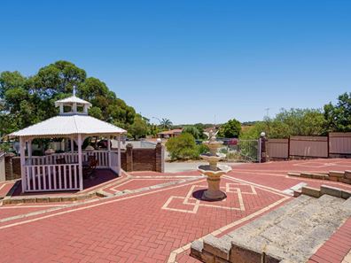 34 Noyes Place, Lake Coogee WA 6166