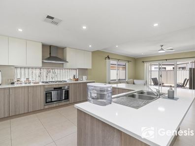 6 Limestone Rise, Piara Waters WA 6112