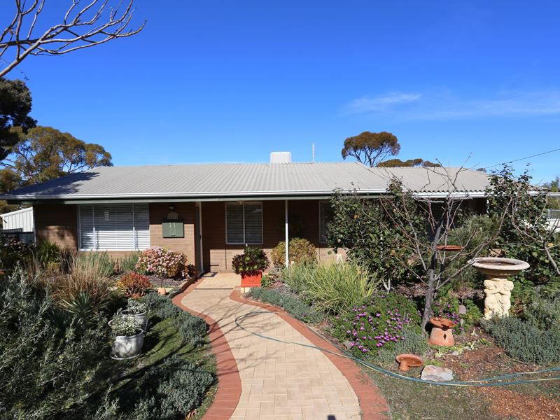 11 Bachelor Avenue, Kambalda East WA 6442