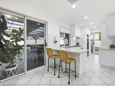 2 Chisholm Circle, Seville Grove WA 6112