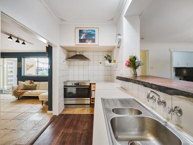 44 Redwood Crescent, Melville WA 6156