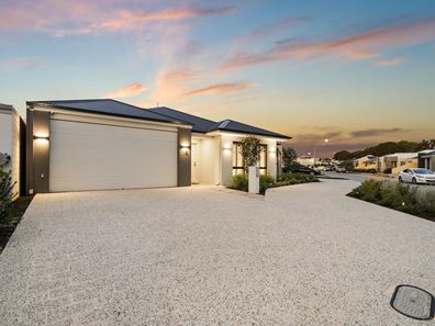 16 Yellowstone Grove, Success WA 6164