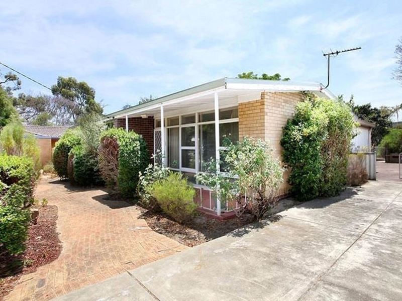 79 Pearl Rd, Cloverdale WA 6105