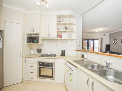 2/18 Kingsbury Rd, Joondalup WA 6027