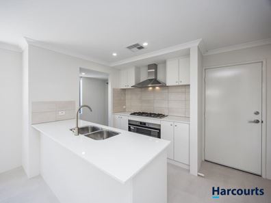 30 Lucerne Circuit, Champion Lakes WA 6111