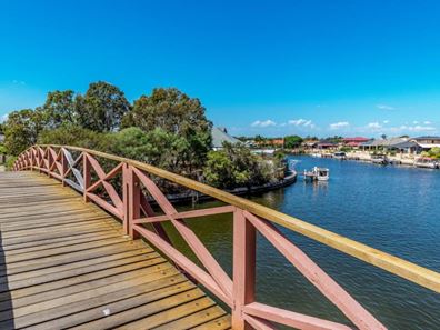 15 Lakes Crescent, South Yunderup WA 6208