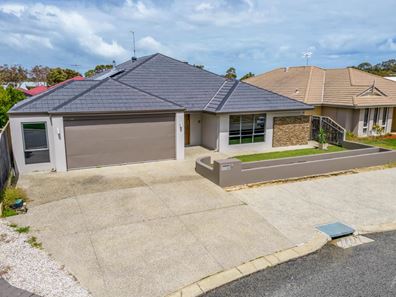 6 Senecio Way, Halls Head WA 6210