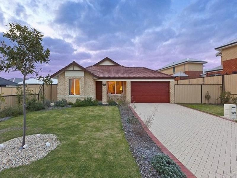 223 Golf Links Drive, Carramar