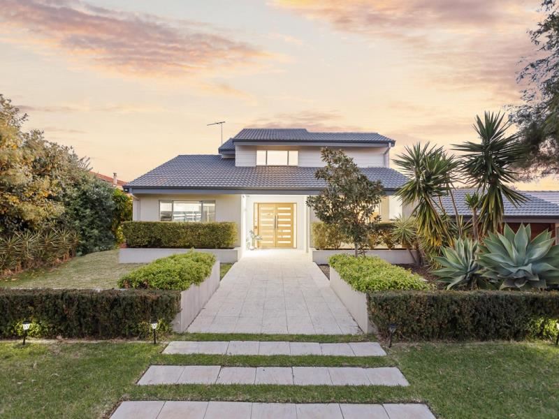 10 Charsley Crescent, Marmion