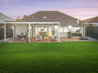 8 Queenscliffe Road, Doubleview WA 6018