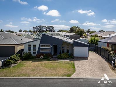 10 Hogarth Road, Mckail WA 6330