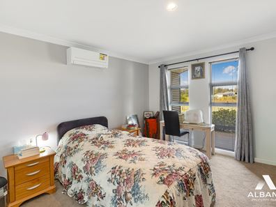 10 Hogarth Road, Mckail WA 6330