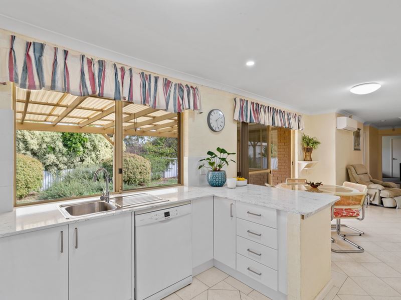 15 Pepperwood Rise, Halls Head WA 6210