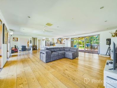 33 George Road, Waroona WA 6215
