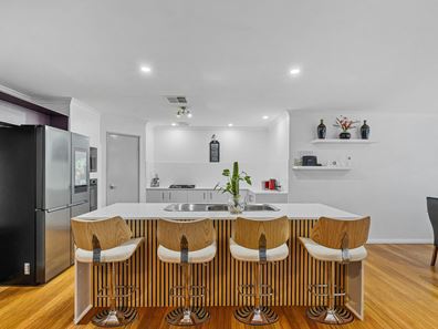 15 Royston Way, Lakelands WA 6180