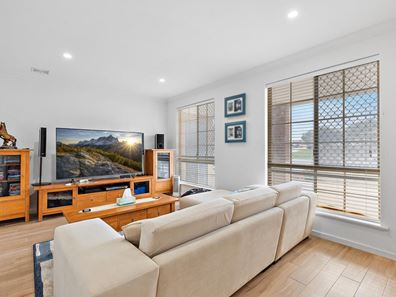 2 Austen Street, Lake Coogee WA 6166