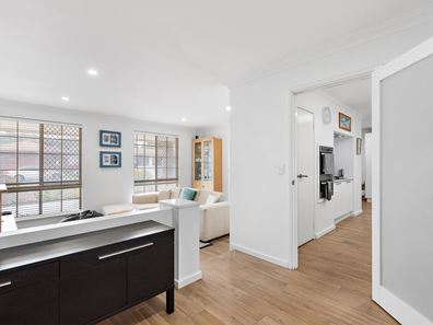 2 Austen Street, Lake Coogee WA 6166