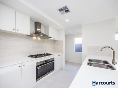 68 Gippsland Parade, Champion Lakes WA 6111