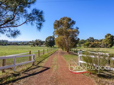 411 Dinsdale Road, Wooroloo WA 6558