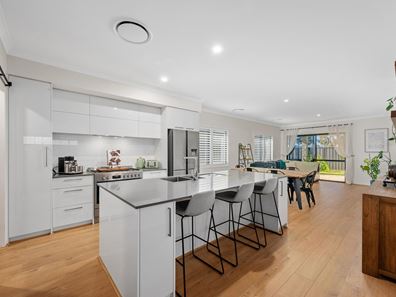 9 Claymore Place, Piara Waters WA 6112