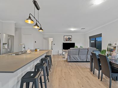 38 Dragonfly Boulevard, Lakelands WA 6180