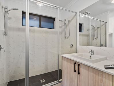 11 Kembla Way, Lakelands WA 6180