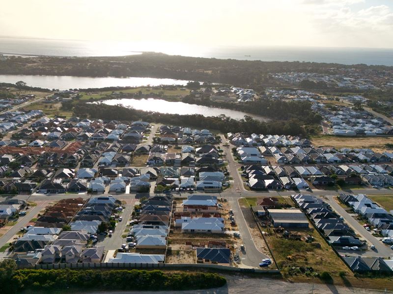 24 Lighthouse View, Lake Coogee WA 6166