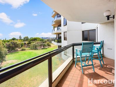 4/6A Valley Road, Halls Head WA 6210