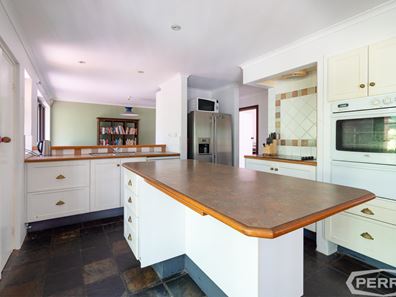 4 Reid Close, Halls Head WA 6210