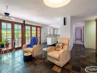 4 Reid Close, Halls Head WA 6210