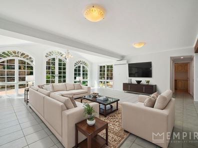 8 Airlie Place, Coogee WA 6166