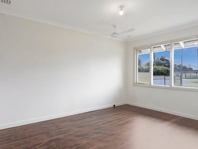 8 Hollybush Way, Kelmscott WA 6111