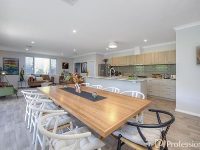 2 Winston Crescent, Viveash WA 6056
