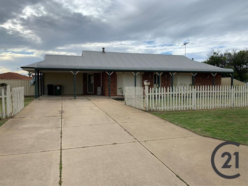 2 Fairway Crescent, Meadow Springs