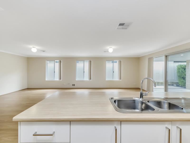 16 Hayeswater Circuit, Waikiki