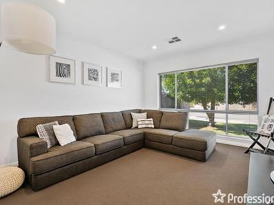 2 Myall Close, Wattle Grove WA 6107