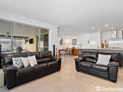 2 Myall Close, Wattle Grove WA 6107