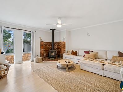 6 Deakin Court, Kelmscott WA 6111