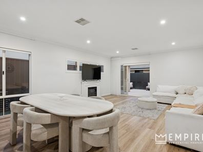 12 Preston Drive, Lake Coogee WA 6166