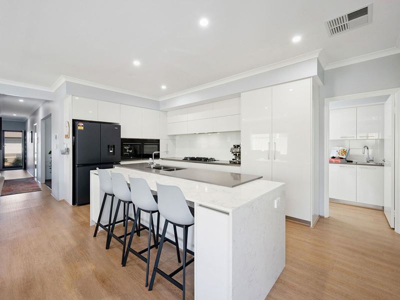18 Lancaster Loop, Piara Waters WA 6112