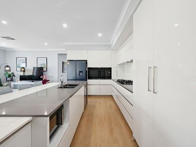 18 Lancaster Loop, Piara Waters WA 6112