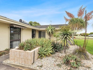 27 Bermuda Rd, Safety Bay WA 6169