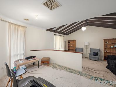 33 Forest Lakes Drive, Thornlie WA 6108