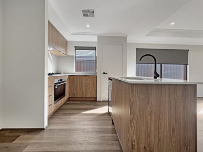 17 Brumlow Way, Lakelands WA 6180