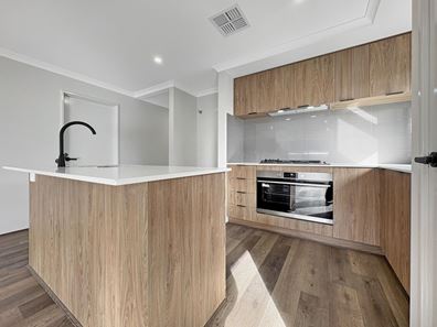 17 Brumlow Way, Lakelands WA 6180